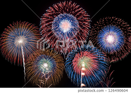 日本夏日祭煙火秀。五彩繽紛的煙火照亮了夏日的夜空 126490604