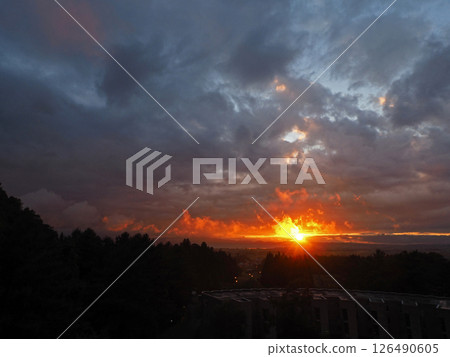 豬苗代湖對岸，夕陽西下，閃閃發光。周圍的雲朵像火焰一樣發出橙色的光芒，令人印象深刻且美麗。 126490605