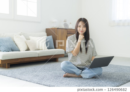 觀看一台計算機的婦女在屋子裡 觀看一台計算機的婦女在屋子裡 126490682