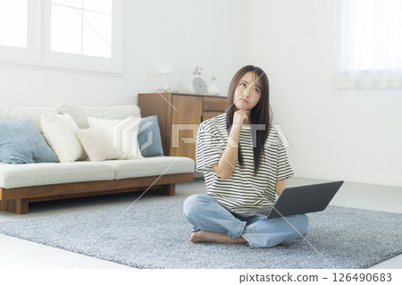 觀看一台計算機的婦女在屋子裡 126490683
