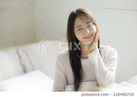 The woman in the bedroom　 126490720