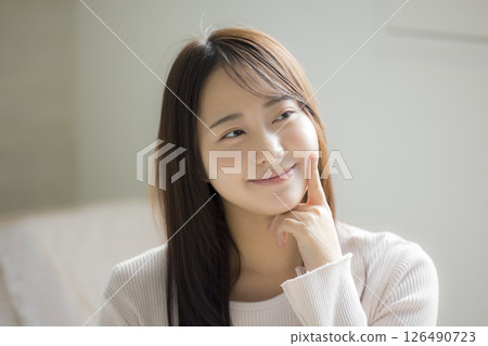 The woman in the bedroom　 126490723