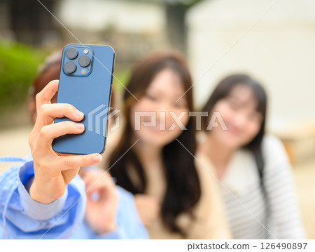 一個女人採取自我採取 126490897