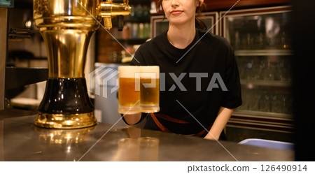 在居酒屋打工的女性 126490914