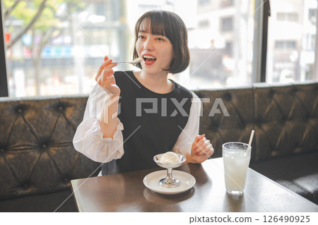 吃甜食的女人 吃甜食的女人 126490925