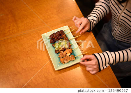 Women using izakayas 126490937