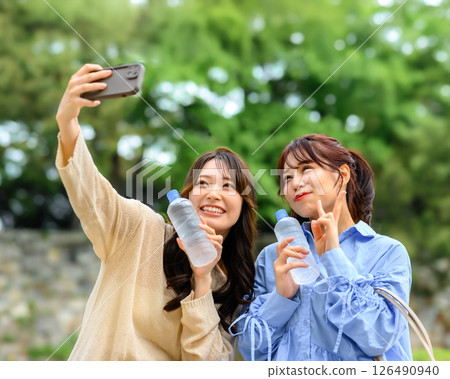 婦女們拍照紀念她們的旅行 126490940
