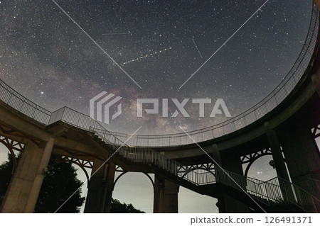 Looking up at the arch bridge 126491371