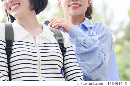 一位女子觀光旅行的場景 一位女子觀光旅行的場景 126491643
