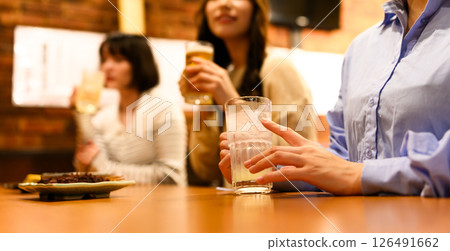 居酒屋裡的一幕 126491662