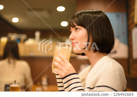 居酒屋裡的一幕 126491665