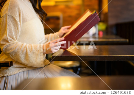 一位女顧客正在瀏覽菜單 126491688