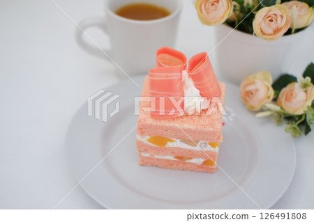 Piece of cake and cup of tea on white background, stock photo Piece of cake and cup of tea on white background, stock photo 126491808