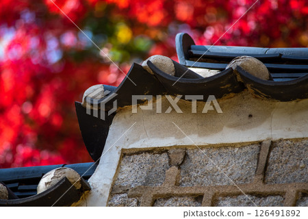 Protective wall of Changdeokgung palace of the Joseon dynasty in Seoul, South Korea Protective wall of Changdeokgung palace of the Joseon dynasty in Seoul, South Korea 126491892