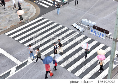 下雨天，人們撐著傘走過銀座步行區 126492098