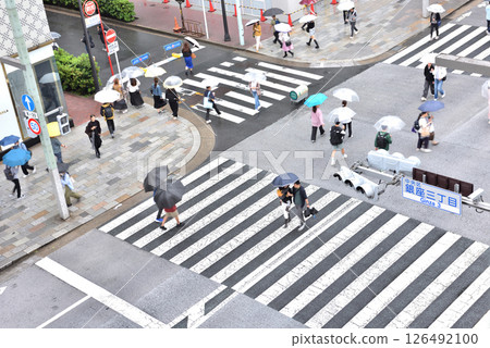 下雨天，人們撐著傘走過銀座步行區 126492100
