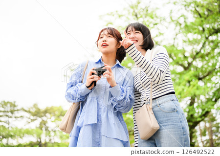 兩個女人在旅行 126492522
