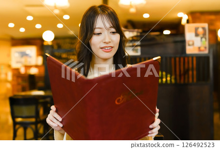 拿著菜單書的女人 拿著菜單書的女人 126492523