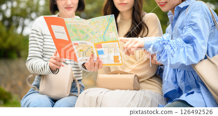 旅行的女人的肖像 126492526