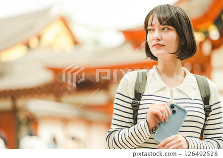 旅行的女人的肖像 126492528