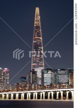 Night view of Han river and Lotte World Tower skyscraper in Seoul, South Korea 126493444