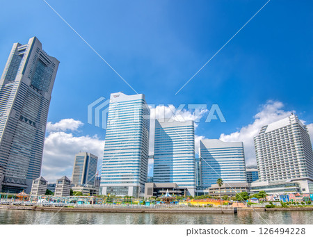 橫濱港未來地標塔、皇后廣場和橫濱宇宙世界的城市景觀 126494228