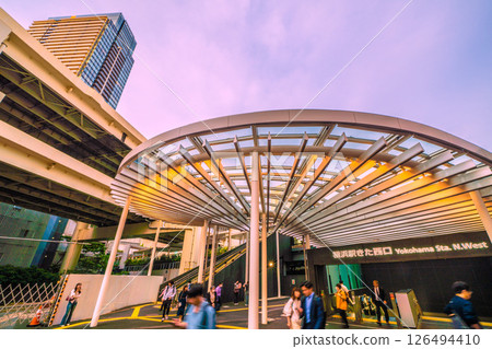 五月，日本橫濱城市景觀。新裝修的橫濱站北西出口。巨大的屋頂令人印象深刻… 126494410