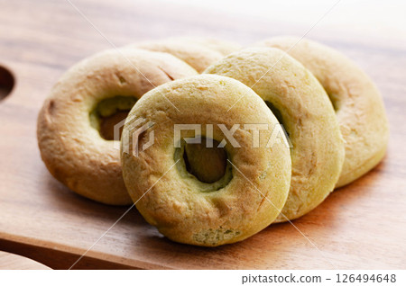 Baked spinach and matcha donuts 126494648