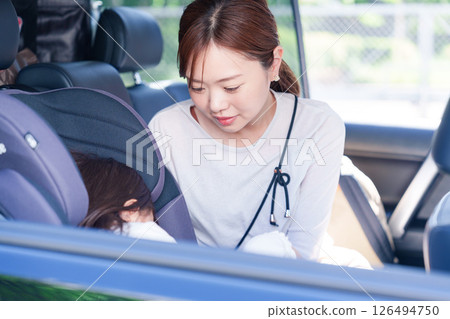 A mother and a small child going out in the car A mother and a small child going out in the car 126494750