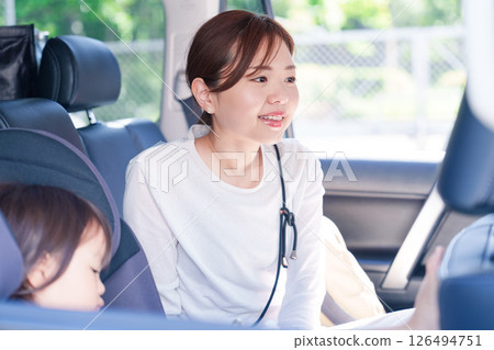 一位母親和一個小孩乘車外出 一位母親和一個小孩乘車外出 126494751