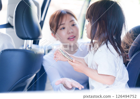 一位母親和一個小孩乘車外出 一位母親和一個小孩乘車外出 126494752