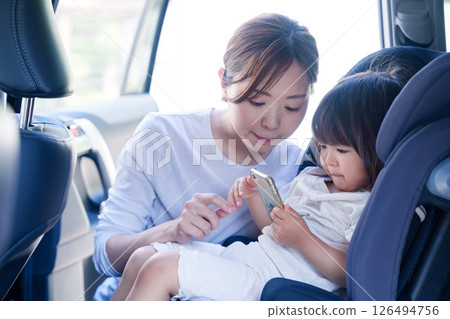 一位母親和一個小孩乘車外出 126494756