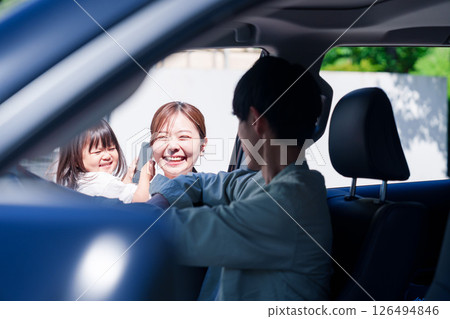 全家一起開車出去 126494846