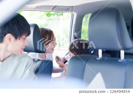 全家一起開車出去 全家一起開車出去 126494854