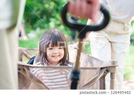 一個小女孩高興地乘坐馬車 一個小女孩高興地乘坐馬車 126495482