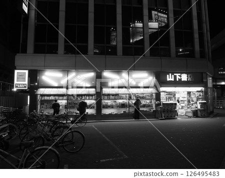 書店。澀谷站前一家商店的外觀,由於重建,該商店已不復存在。夜晚。 書店。澀谷站前一家商店的外觀,由於重建,該商店已不復存在。夜晚。 126495483