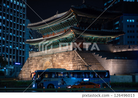 Night view of illuminated Sungnyemun gate in Seoul, South Korea 126496013