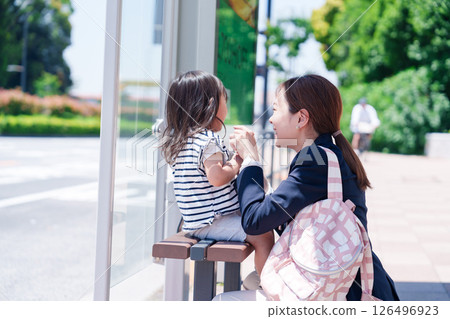 一位帶著孩子上下班的在職母親 126496923