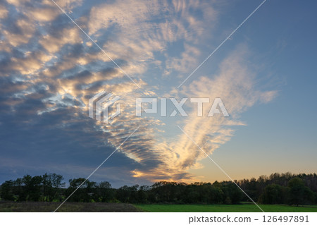 黃昏時分的戲劇性雲彩和鄉村景觀 黃昏時分的戲劇性雲彩和鄉村景觀 126497891