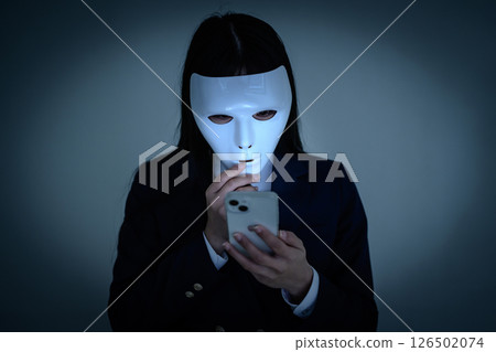 戴著口罩看智慧型手機的女高中生:霸凌、缺課、SNS 問題、不正當的打工 戴著口罩看智慧型手機的女高中生:霸凌、缺課、SNS 問題、不正當的打工 126502074