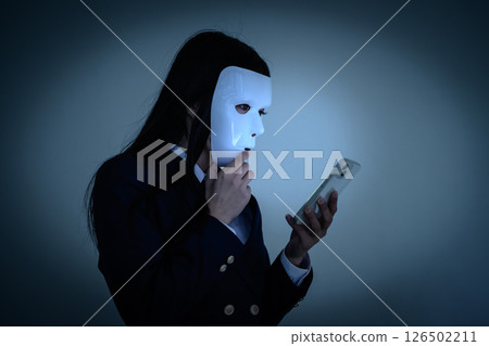 戴著口罩看智慧型手機的女高中生：霸凌、缺課、SNS 問題、不正當的打工 126502211