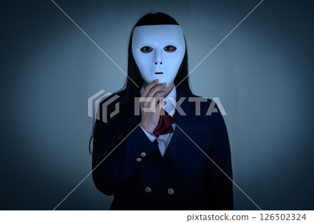 高中女生心上戴面具:焦慮、不信任、霸凌、拒絕上學、社群媒體問題 高中女生心上戴面具:焦慮、不信任、霸凌、拒絕上學、社群媒體問題 126502324