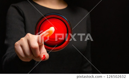 女人的指尖觸摸紅色觸控感應器/營造科技感和未來感的視覺效果 126502632