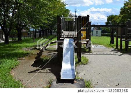 兒童公園的木製遊樂場 兒童公園的木製遊樂場 126503388