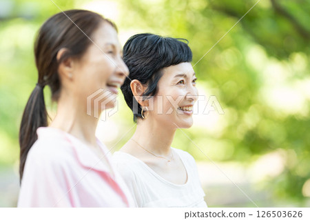 Senior women's portrait Senior women's portrait 126503626