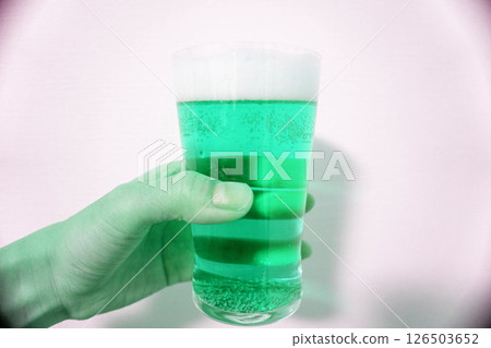 手拿著翡翠色的啤酒 126503652