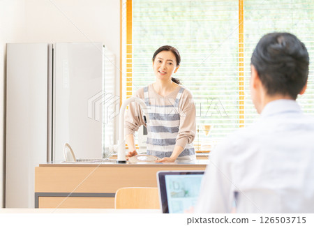 老年夫婦廚房電腦 126503715