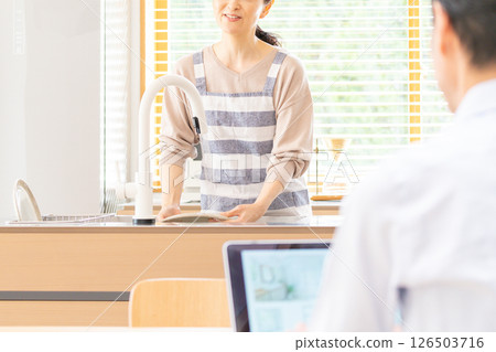 老年夫婦廚房電腦 126503716