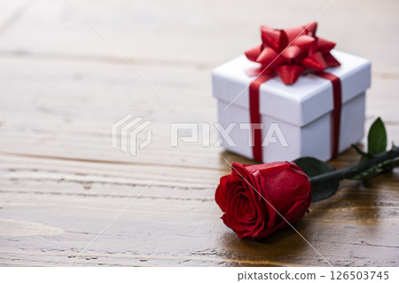 紅玫瑰和帶絲帶和影印空間的禮品盒 126503745