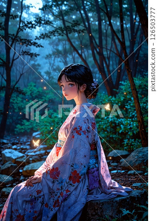 一位身穿紅色和服的女子站在月光下的夜晚森林裡 126503777